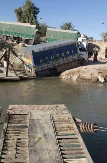 غرق شاحنة محملة بالأسمدة في نهر الفرات بدير الزور