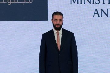 رويترز: الشرع يغلق مكتب شقيقه وسط دمشق ويجرد موظفين من سيارات فارهة رويترز: الشرع يغلق مكتب شقيقه وسط دمشق ويجرد موظفين من سيارات فارهة