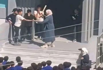 سوريا.. ضجة واسعة والتربية تتحرك بعد انتشار فيديو لمديرة مدرسة تضرب الطلاب بريف دمشق سوريا.. ضجة واسعة والتربية تتحرك بعد انتشار فيديو لمديرة مدرسة تضرب الطلاب بريف دمشق