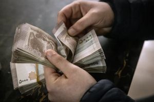 تراجع جزئي لليرة السورية أمام الدولار وسط ترقب تجاري وتحركات اقتصادية سعودية تراجع جزئي لليرة السورية أمام الدولار وسط ترقب تجاري وتحركات اقتصادية سعودية