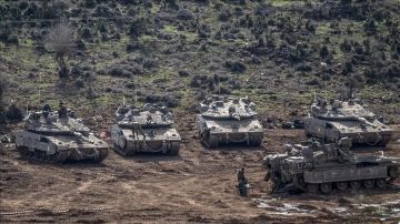 قوات إسرائيلية تعتقل شخصا في ريف القنيطرة عقب احتجاز حافلة ركاب قوات إسرائيلية تعتقل شخصا في ريف القنيطرة عقب احتجاز حافلة ركاب