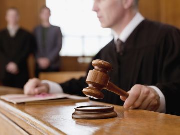 ألمانيا تحاكم خمسة أفراد بتهم القتل والتعذيب في سوريا ألمانيا تحاكم خمسة أفراد بتهم القتل والتعذيب في سوريا