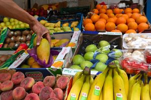 الأسعار تقفز مع نهاية الصيف: ارتفاع بنسبة 20 في أسعار الخضار والفواكه السورية