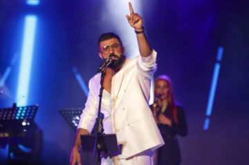 سيف نبيل ينجو من حريق مفاجئ على المسرح خلال حفله ببيروت سيف نبيل ينجو من حريق مفاجئ على المسرح خلال حفله ببيروت