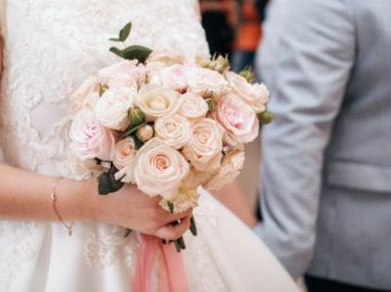 جدة تركية تفاجئ حفيدها بهدايا غير متوقعة بيوم زفافه