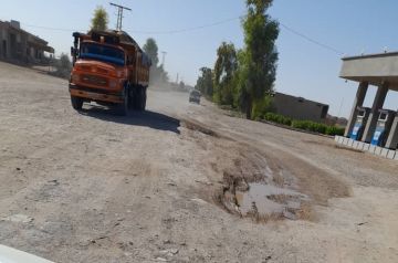 طريق دير الزور البوكمال.. حفر عميقة ومطبات عشوائية تهدد السلامة وتعيق الحركة التجارية