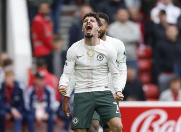 تشلسي يزيد متاعب نوتنغهام فورست بثلاثية بيضاء ويطيح بمدربه الجديد بوستيكوجلو