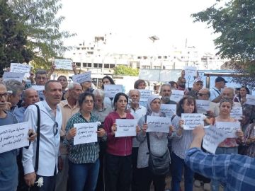 وقفة احتجاجية في حمص رفضا لحوادث القتل على أساس طائفي وقفة احتجاجية في حمص رفضا لحوادث القتل على أساس طائفي