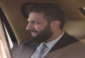 العلم السوري الجديد يرفرف على سيارة الشرع في شوارع موسكو