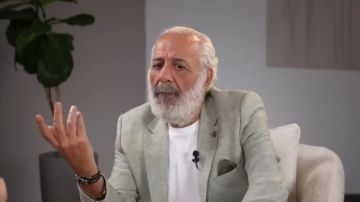 أيمن زيدان يبرر منشوره السابق المثير للجدل... كيماوي بالوطن ولا بارفان بالغربة