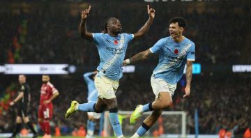 مانشستر سيتي يسحق ليفربول بثلاثية بيضاء ويقلص الفارق مع ارسنال المتصدر
