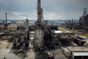 مدير مصفاة حمص السورية سنواصل الإنتاج حتى إطلاق مصفاة الفرقلس الجديدة بطاقة 150 ألف برميل يوميا مدير مصفاة حمص السورية سنواصل الإنتاج حتى إطلاق مصفاة الفرقلس الجديدة بطاقة 150 ألف برميل يوميا