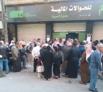 في القامشلي والحسكة: ازدحام غير مسبوق على مراكز توزيع رواتب المتقاعدين في القامشلي والحسكة: ازدحام غير مسبوق على مراكز توزيع رواتب المتقاعدين