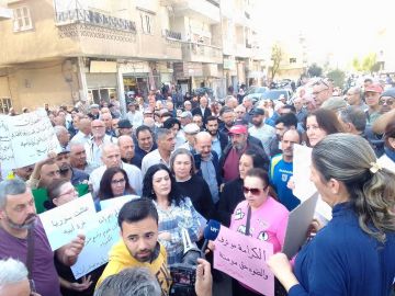 وقفة احتجاجية في سلمية ضد قرار رفع سعر الكهرباء وقفة احتجاجية في سلمية ضد قرار رفع سعر الكهرباء
