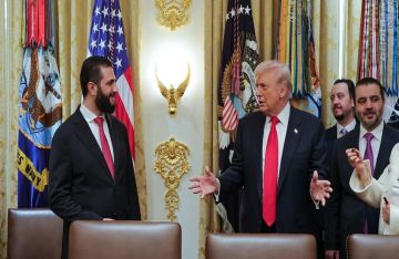 الشرع يتلقى هدية رمزية من ترامب