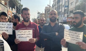 احتجاج أصحاب المحلات التجارية في سوق الشهداء بمدينة درعا