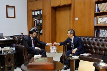 صحن انترنت وكيباه يهودية.. وزير سوري يعلق بسخرية على تهكم حول صلعته