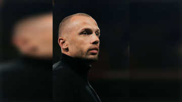 آياكس الهولندي يقيل مدربه جون هيتينغا آياكس الهولندي يقيل مدربه جون هيتينغا