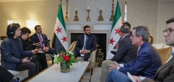 رئاسة الالرئيس أحمد_الشرع، يعقد في مقر إقامته في واشنطن، جلسة مع كبار المحررين في صحيفة الواشنطن بوست، وذلك في إطار زيارته الرسمية إلى الولايات المتحدة الأمريكية.جمهورية