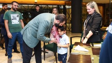 الرئيس الشرع يلتقي عددا من العائلات السورية المقيمة في مدينة بيليم البرازيلية الرئيس الشرع يلتقي عددا من العائلات السورية المقيمة في مدينة بيليم البرازيلية