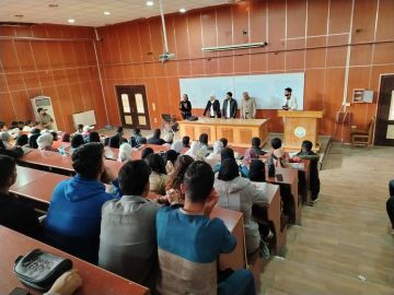 جلسة تعريفية لطلبة الزراعة الجدد في جامعة الفرات لتعزيز الوعي بحقوقهم وواجباتهم