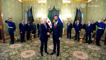 جدل حول صورة من استقبال ترامب لأحمد الشرع في البيت الأبيض