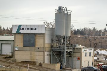 فرنسا: بدء محاكمة شركة لافارج بتهمة تمويل الإرهاب على خلفية مصنعها للإسمنت بسوريا فرنسا: بدء محاكمة شركة لافارج بتهمة تمويل الإرهاب على خلفية مصنعها للإسمنت بسوريا