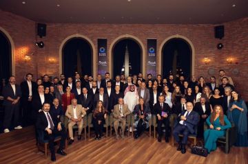 رئيس هيئة الترفيه السعودية يلتقي نخبة من نجوم الفن السوري ويتلقى هدية من دمشق