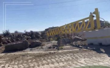 قوات الاحتلال الإسرائيلي تقيم بوابة حديدية بقرية الصمدانية في ريف القنيطرة قوات الاحتلال الإسرائيلي تقيم بوابة حديدية بقرية الصمدانية في ريف القنيطرة