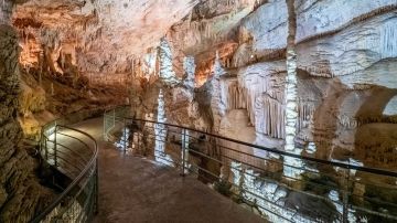 حفل زفاف في مغارة جعيتا اللبنانية يثير موجة انتقادات حفل زفاف في مغارة جعيتا اللبنانية يثير موجة انتقادات