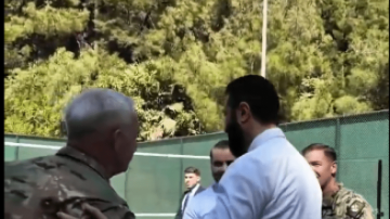 قبيل زيارته لواشنطن... الشرع يلعب كرة السلة مع قائد قوات التحالف الدولي ضد داعش قبيل زيارته لواشنطن... الشرع يلعب كرة السلة مع قائد قوات التحالف الدولي ضد داعش