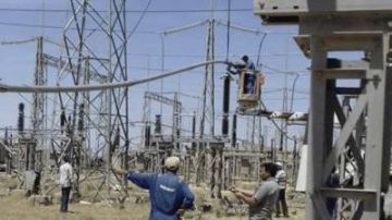 صيانة عاجلة على خط التوتر 230 ك.ف لتحسين وثوقية الشبكة في دير الزور صيانة عاجلة على خط التوتر 230 ك.ف لتحسين وثوقية الشبكة في دير الزور