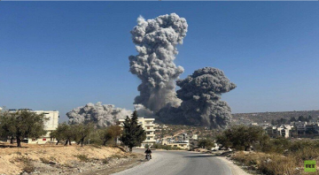 بالفيديو.. لحظة وقوع الانفجار في إدلب مخلفا سحابة هائلة ودمار واسع في كفر تخاريم