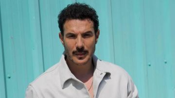 باسل خياط يتلقى هدية من طفلة في الرياض باسل خياط يتلقى هدية من طفلة في الرياض