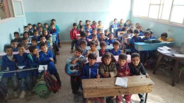 800 طالب وطالبة في سيال الغربي بالبوكمال.. حكاية اكتظاظ وساحة لا تتجاوز 500 متر 800 طالب وطالبة في سيال الغربي بالبوكمال.. حكاية اكتظاظ وساحة لا تتجاوز 500 متر