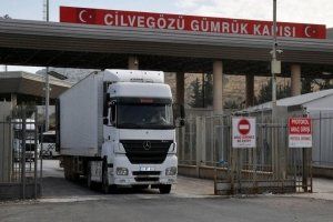 أول قافلة ترانزيت تعبر سوريا نحو الخليج بعد سنوات من الانقطاع