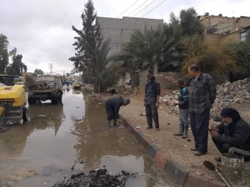 قبل الشتاء .. تسليك وفتح نقاط تصريف في شوارع دير الزور