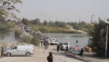 تحويلة ترابية مؤقتة في معبر دير الزور الحسينية لضمان حركة المرور تحويلة ترابية مؤقتة في معبر دير الزور الحسينية لضمان حركة المرور