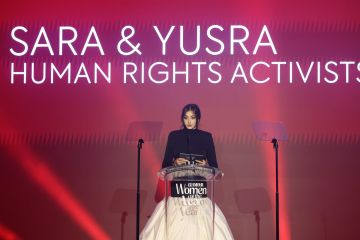 السباحة السورية يسرى مارديني تلفت الأنظار بفستان أنيق في برلين