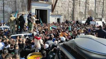 تنديدا بالعدوان الإسرائيلي على بيت جن.. مسيرة أمام المسجد الأموي في دمشق تطالب بالثأر للشهداء تنديدا بالعدوان الإسرائيلي على بيت جن.. مسيرة أمام المسجد الأموي في دمشق تطالب بالثأر للشهداء