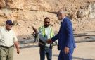 محافظ دير الزور يتفقد أعمال تأهيل جسر عين البوجمعة ضمن حملة دير العز 