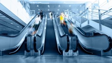 محاكمة امراة بريطانية سلكت السلم الكهربائي بعكس الاتجاه محاكمة امراة بريطانية سلكت السلم الكهربائي بعكس الاتجاه