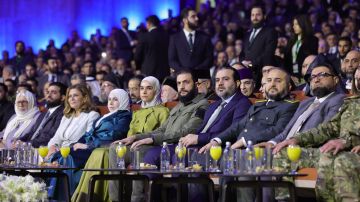 سوريا.. لقطات توثق تأثر وبكاء الرئيس الشرع وعقيلته لدى سماعهما قصص معاناة بسبب النظام السابق (فيديو) سوريا.. لقطات توثق تأثر وبكاء الرئيس الشرع وعقيلته لدى سماعهما قصص معاناة بسبب النظام السابق (فيديو)