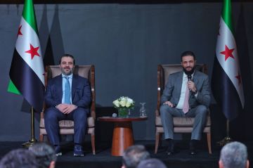 الرئيس الشرع يلتقي بعثة المنتخب الوطني السوري لكرة القدم المشارك في بطولة كأس العرب 2025 الرئيس الشرع يلتقي بعثة المنتخب الوطني السوري لكرة القدم المشارك في بطولة كأس العرب 2025