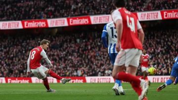 ارسنال يستعيد الصدارة بفوزه بثنائية أمام برايتون في الدوري الانكليزي