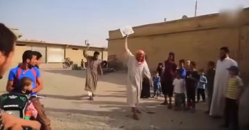 فيديو متداول لـ تحطيم أطباق الستلايت والتلفزيون في سوريا .. هذه حقيقته