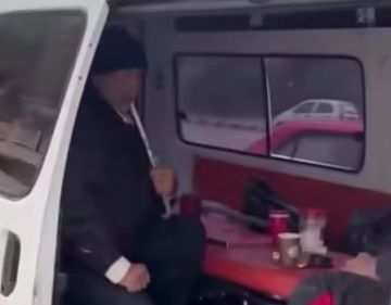 مشفى المواساة بدمشق توضح حقيقة فيديو تدخين الأركيلة في سيارة إسعاف مشفى المواساة بدمشق توضح حقيقة فيديو تدخين الأركيلة في سيارة إسعاف