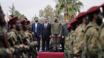 من المزة إلى الأمويين.. الشرع وآلاف السوريين يواكبون العرض العسكري في عيد التحرير (فيديو)