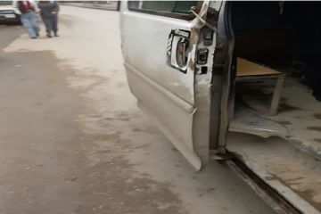 السرافيس في دير الزور بلا أبواب.. والأطفال يقومون بدور الجابي