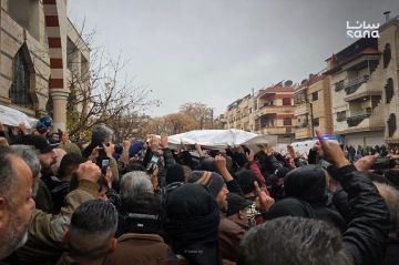 بمشاركة شعبية ورسمية.. حمص تشيع ضحايا تفجير المسجد في حي وادي الذهب
